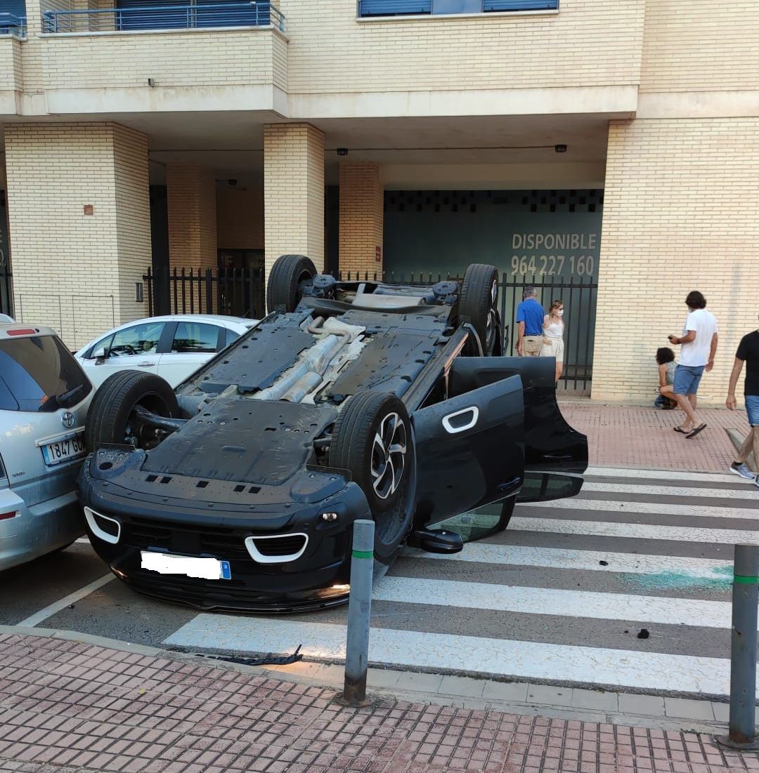 Coche volcado tras el siniestro en el Bulevar Blasco Ibáñez, en el que los vecinos se están acostumbrando a estos accidentes.