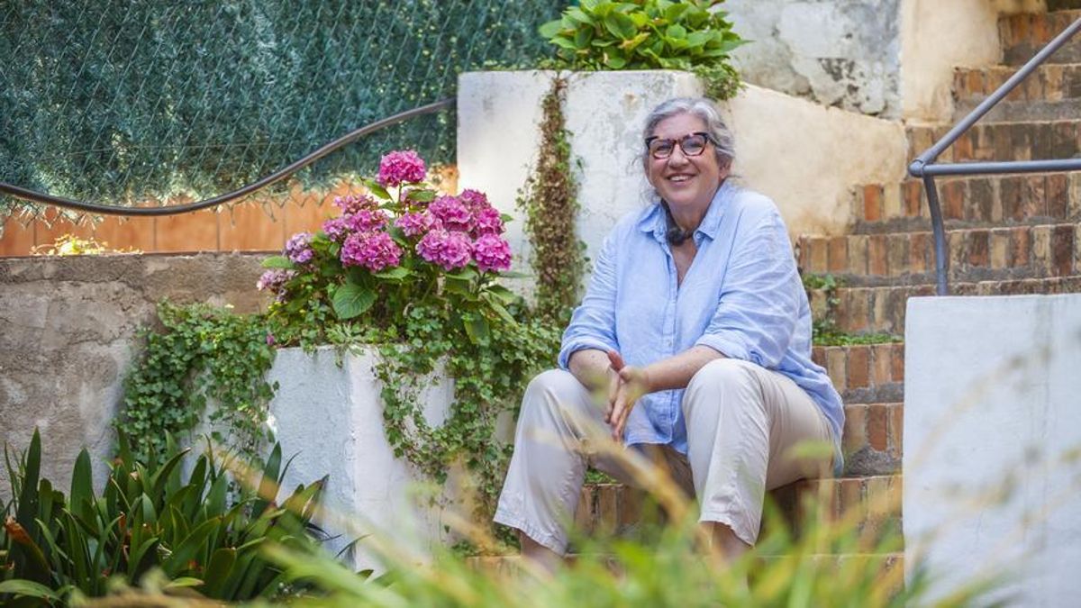 Retrato de Clara Casanovas, en el jardín de su casa.