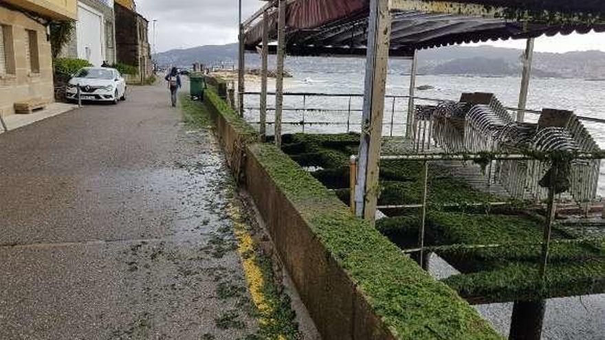 Carretera y terraza de O Con, llena de algas por el oleaje. // S.A.