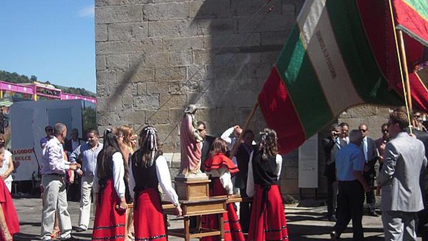 Las más jóvenes portan en andas a Santa Lucía.