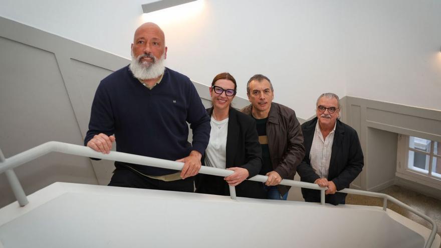 Miembros de la nueva directiva de la Ciudad Vieja, con Méndez en la izquierda. | | GERMÁN BARREIROS/ROLLER A.
