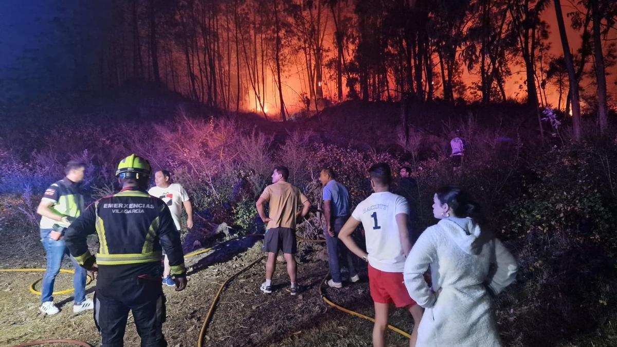 Vecinos y servicios de emergencia luchando contra el fuego en Xiabre.