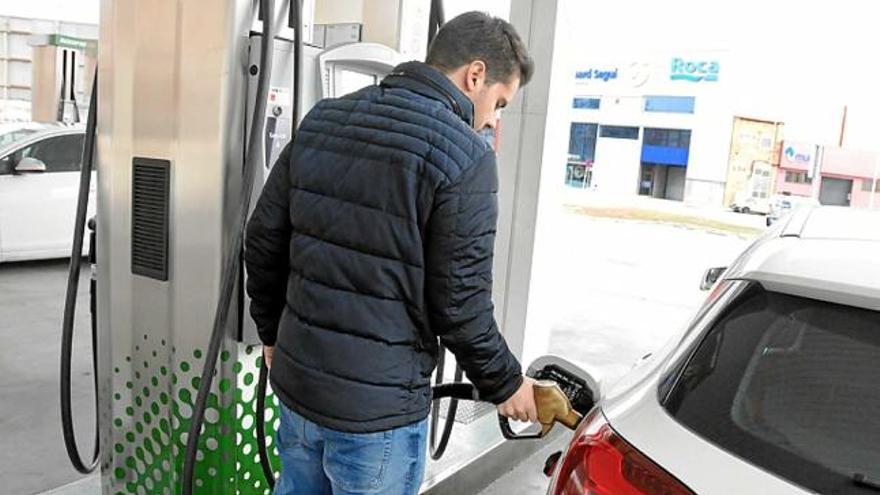 Un conductor omplint el dipòsit en una benzinera de Manresa