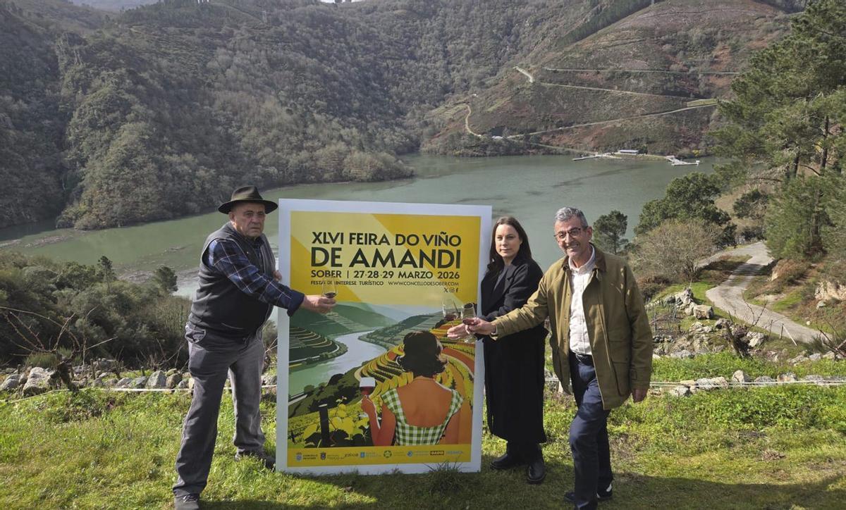 Á dereita, o alcalde de Sober, Luis Fernández, sinalando o cartel da 46º Feira do Viño de Amandi.  | CEDIDA