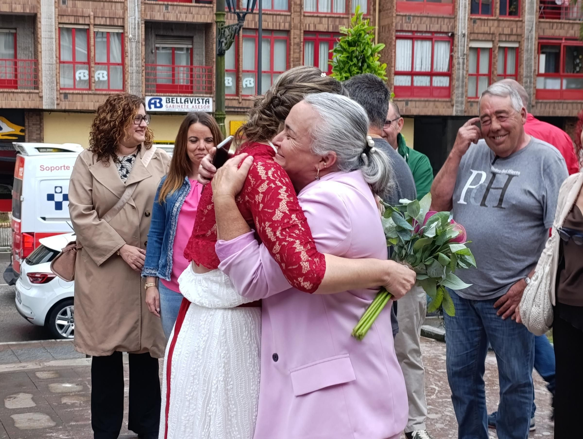 Coral Álvarez y Santiago Valladares se dan el "Sí, quiero" en Llanera