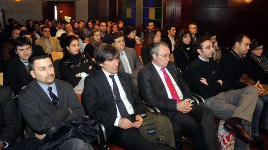 Los abogados del turno de oficio de Cangas en la primera fila de la asamblea celebrada ayer en el Colegio de Abogados.  // Rafa Vázquez