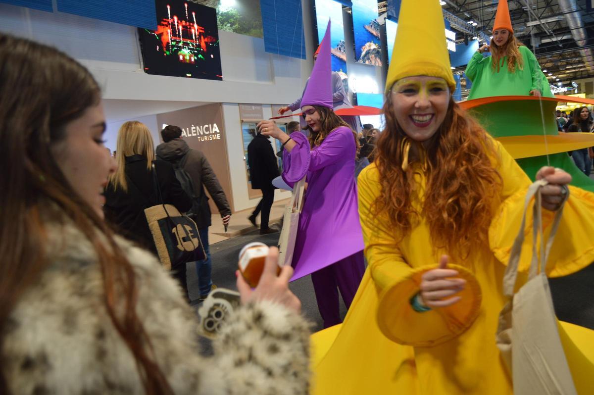 Actrices de Xarxa Teatre que, con zancos y patines, han dinamizado la feria y repartido el material promocional.