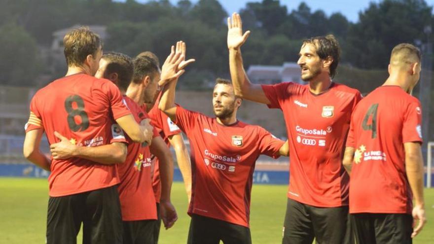 Los jugadores de La Nucía celebran uno de sus tres goles el domingo al Alzira en el Camilo Cano.