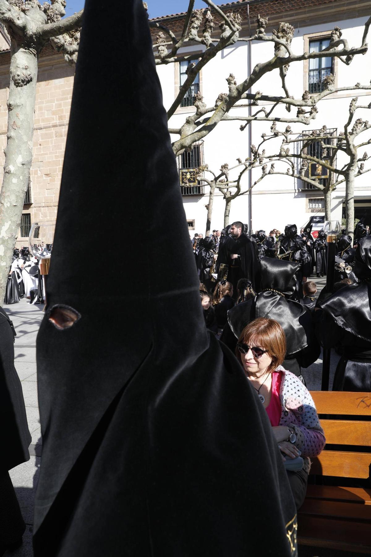 EN IMÁGENES: el desenclavo y la procesión del Santo Entierro en Avilés