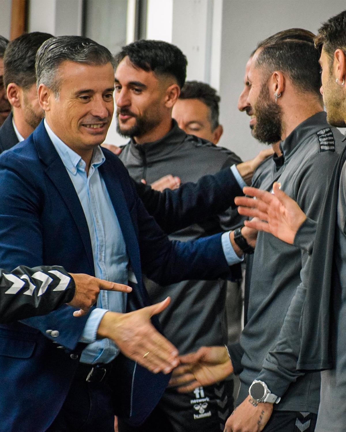 Miguel Ángel Gómez se presenta a los futbolistas del CD Eldense, en el Nuevo Pepico Amat.