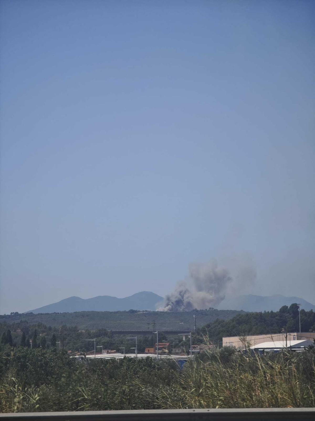 La columna de fum de l'incendi de Terrades vist des de l'AP-7.