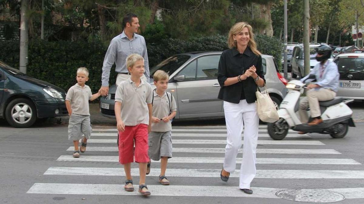 La infanta Cristina e Iñaki Urdangarin acompañan a sus tres hijos en su primer día de colegio, en septiembre del 2007.