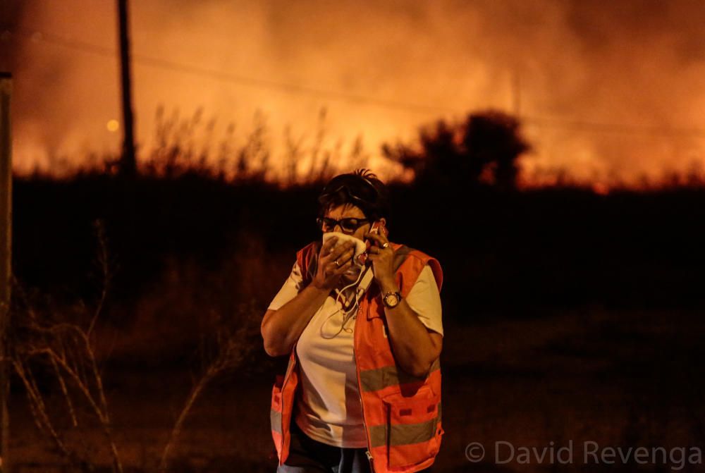 Desalojan a centenares de personas en Xàbia por un incendio que avanza sin control