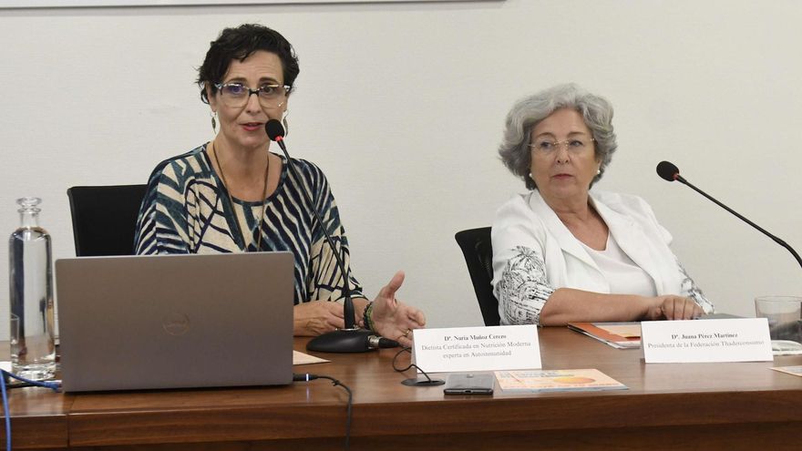 Nuria Muñoz (izquierda), durante la ponencia ‘Alimentación real: lo que comemos en casa sí importa’.