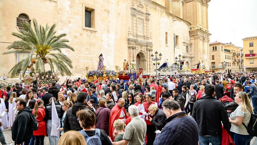 Procesión general en Elche a la espera de la entrada de la Virgen de los Dolores