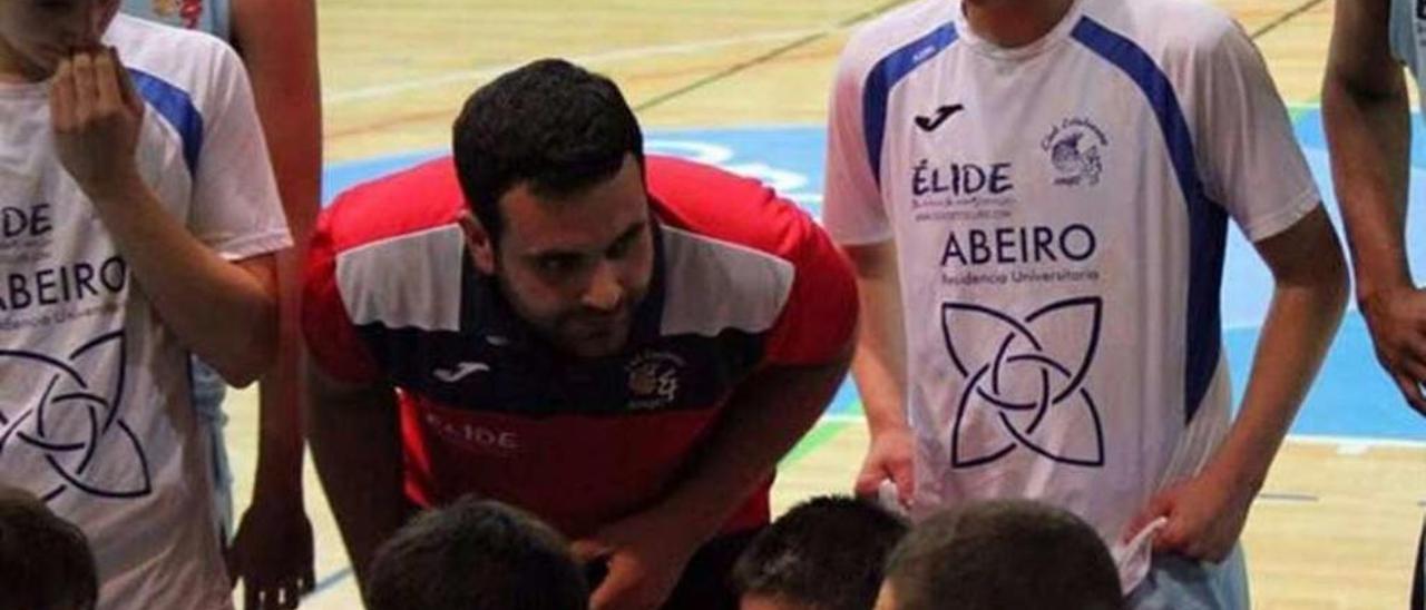 Pablo Abuín dirigiéndose a los juniors del Estudiantes del Lugo durante un tiempo muerto. // FDV