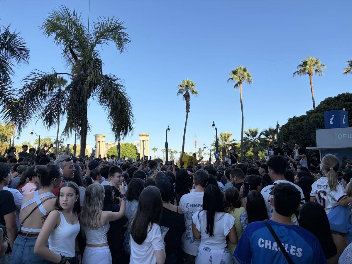 Batalla de 'farmear aura' en la Plaza de la Marina