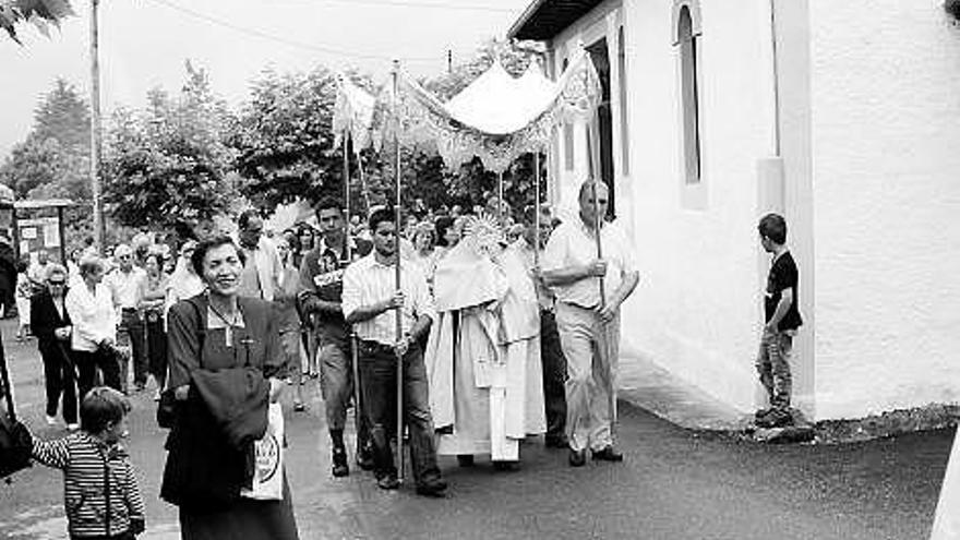 A la izquierda, la procesión de la fiesta de San Roque en Pimiango (Ribadedeva). A la derecha, la procesión de Nuestra Señora, patrona de Llanes.