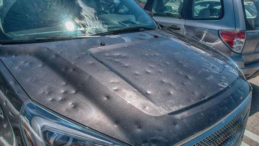 Granizo en carretera: cómo reaccionar y reclamar los daños al seguro