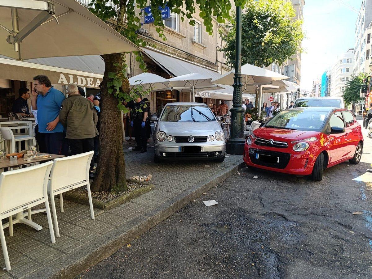 Un conductor atropella a doce clientes en una terraza en Vigo.