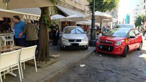 Un conductor atropella a doce clientes en una terraza en Vigo.