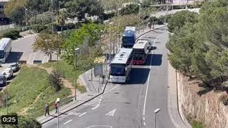 Los autocares turísticos en paradas de bus amargan a vecinos del Park Güell de Barcelona