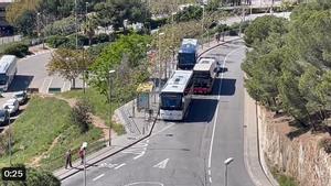 Autocares turísticos en una parada de bus cerca del Park Güell