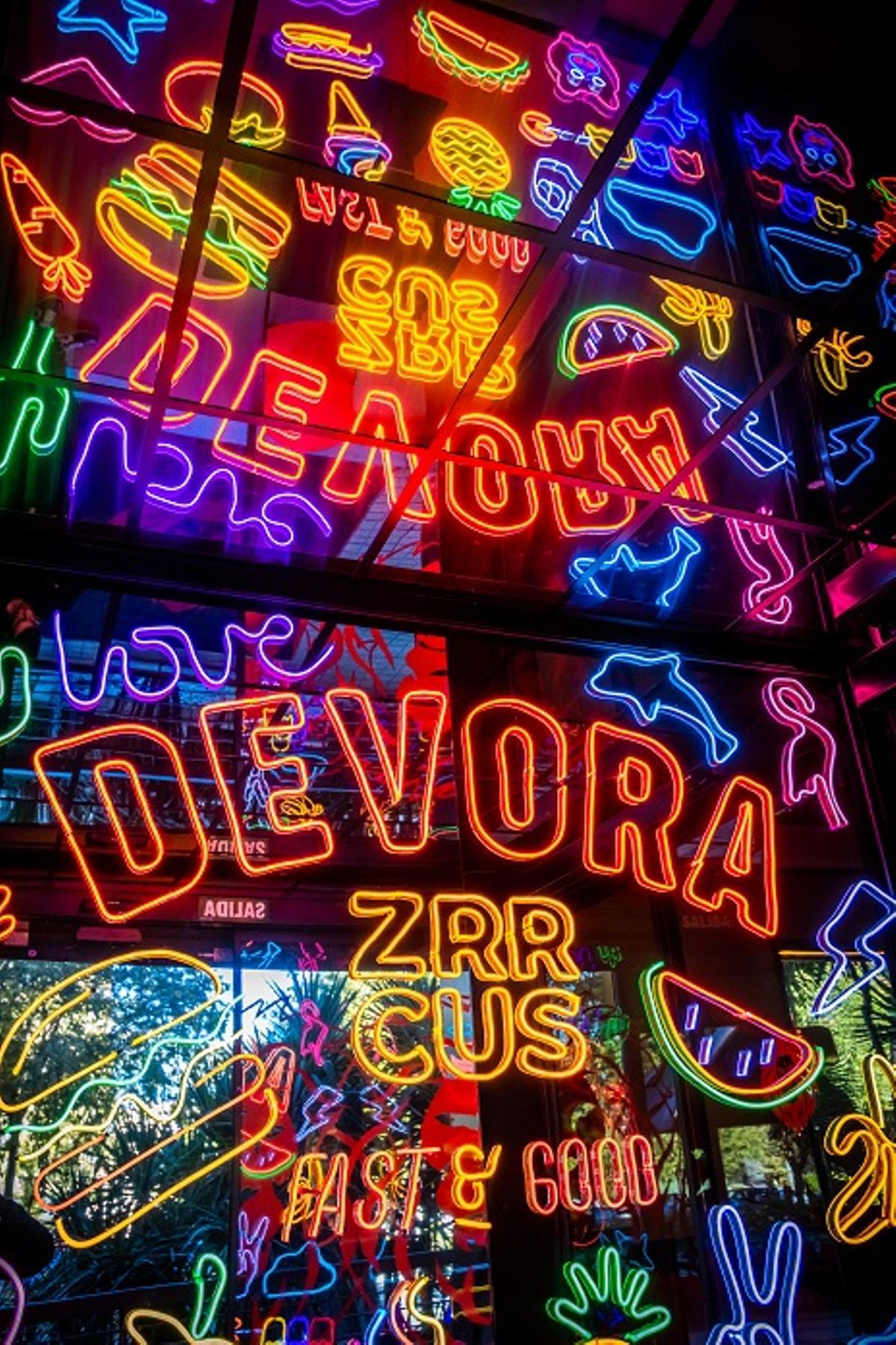 El neón de Devora Fasta&amp;Good es uno de sus sellos de identidad.