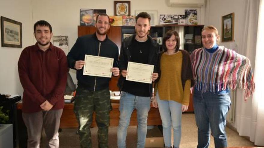 Entrega de los diplomas a los tres ganadores del concurso de graffitis