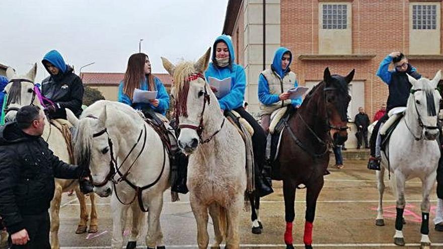 Los quintos de Cerecinos de Campos se despiden a caballo