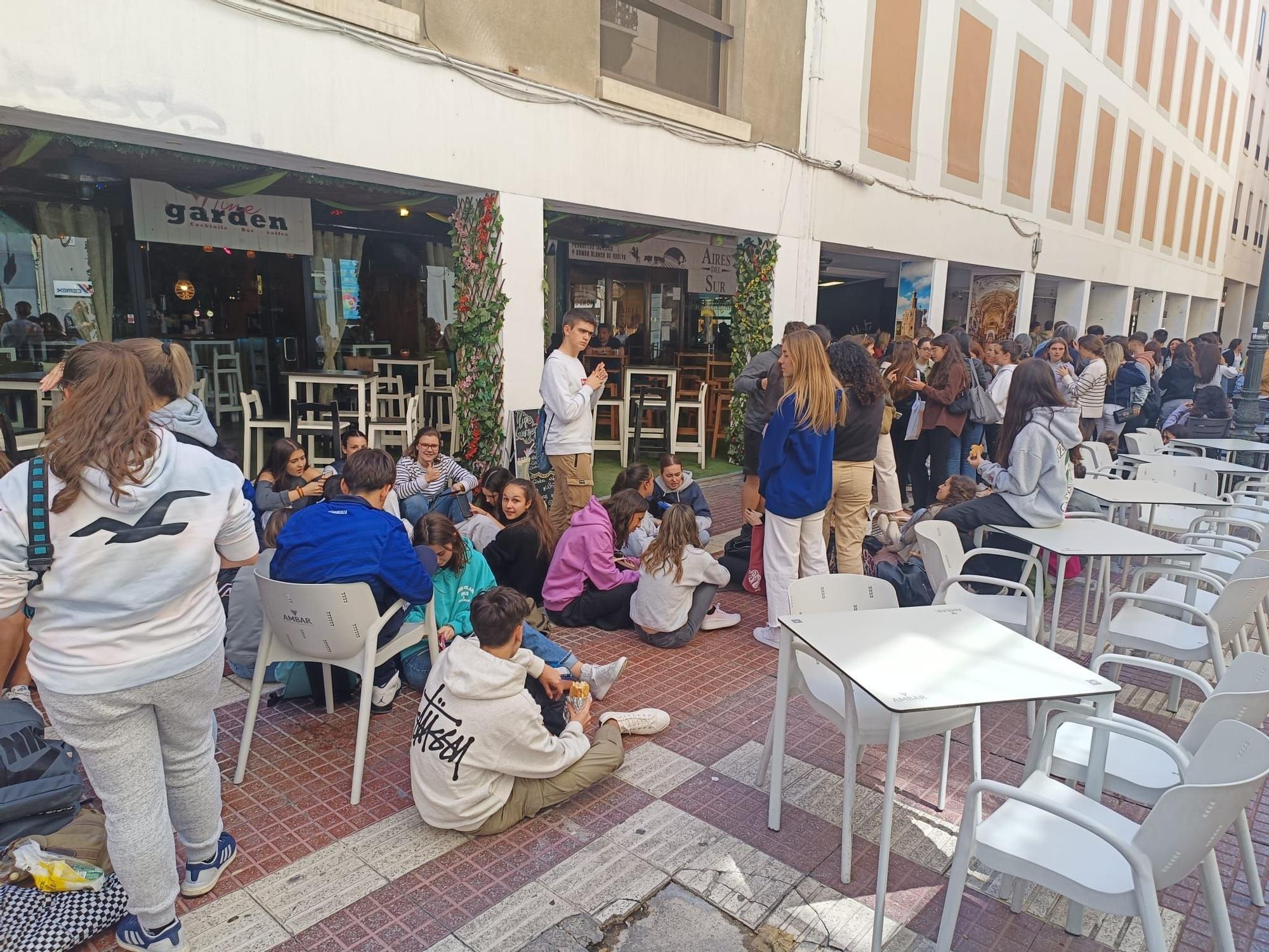 De calle Cádiz a plaza España: miles de jóvenes hacen fila para comprar las entradas de Espacio Zity en Zaragoza