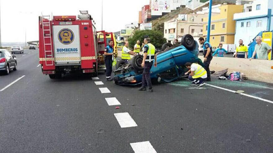 Los efectivos de emergencias, con el coche accidentado en Bahía Blanca.