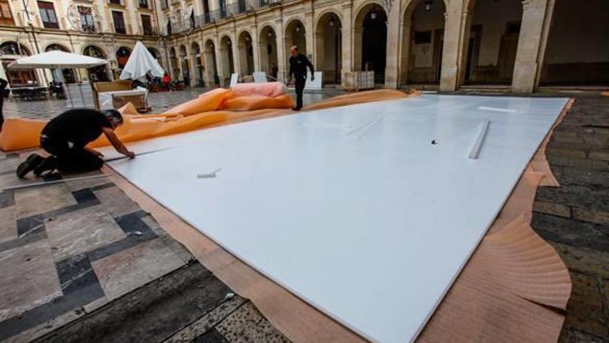 La pista de hielo sintética empieza a tomar forma en la Plaça de Dins de Alcoy