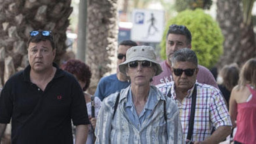 Varias personas caminan por una calle del centro de Alicante, en una imagen de archivo