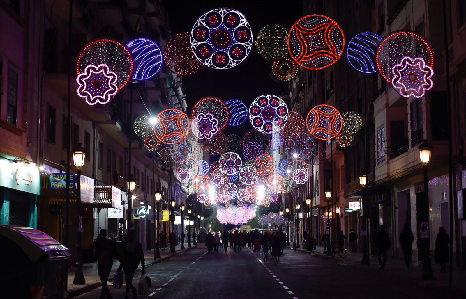 Galería nostálgica de las calles iluminadas en Fallas (2010-2020)