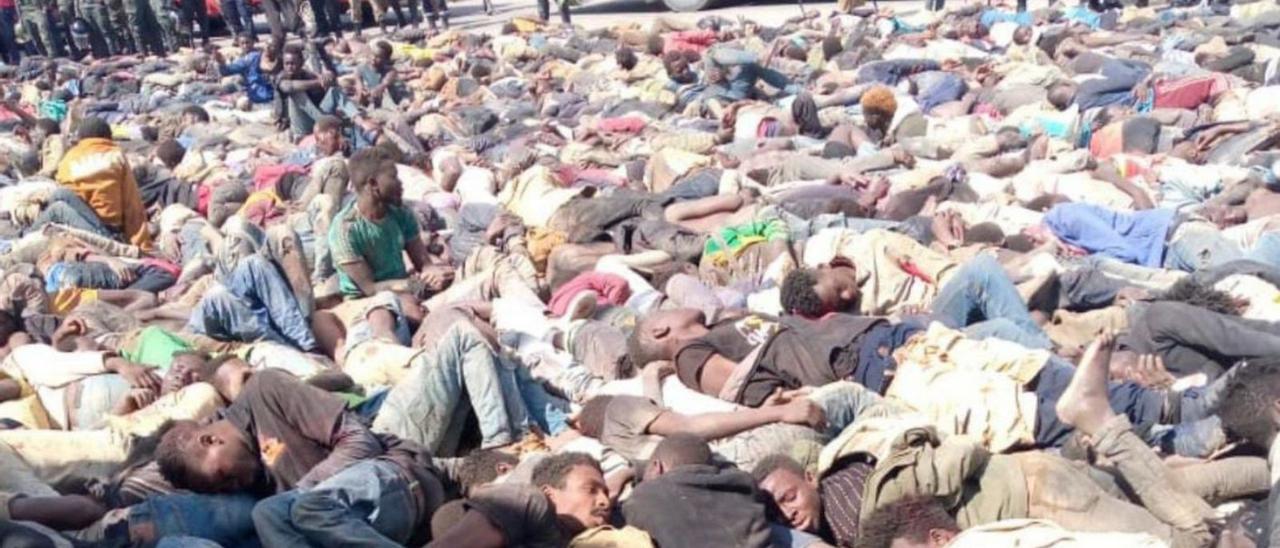Desenes d’immigrants estirats a terra divendres passat durant l’assalt a la tanca de Melilla. | EUROPA PRESS