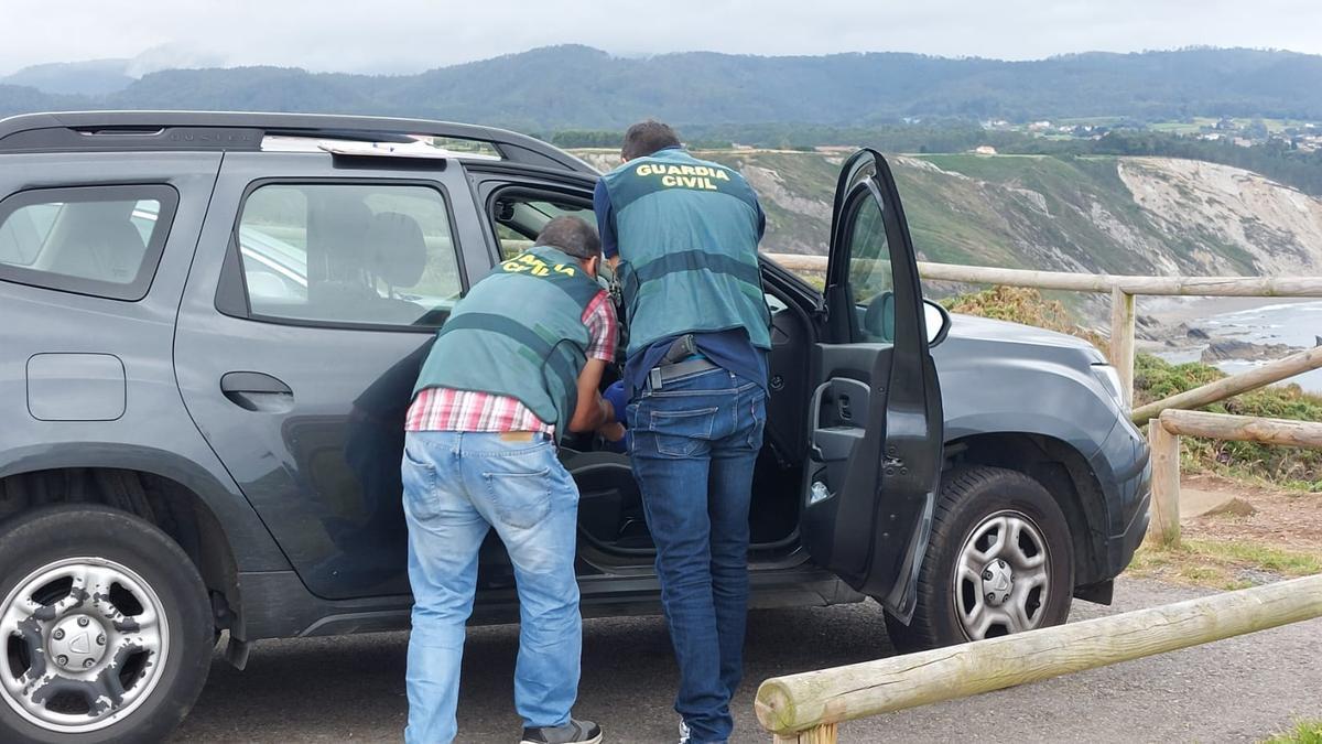 La Policía Judicial revisando el interior del coche del alcalde de Soto del Barco