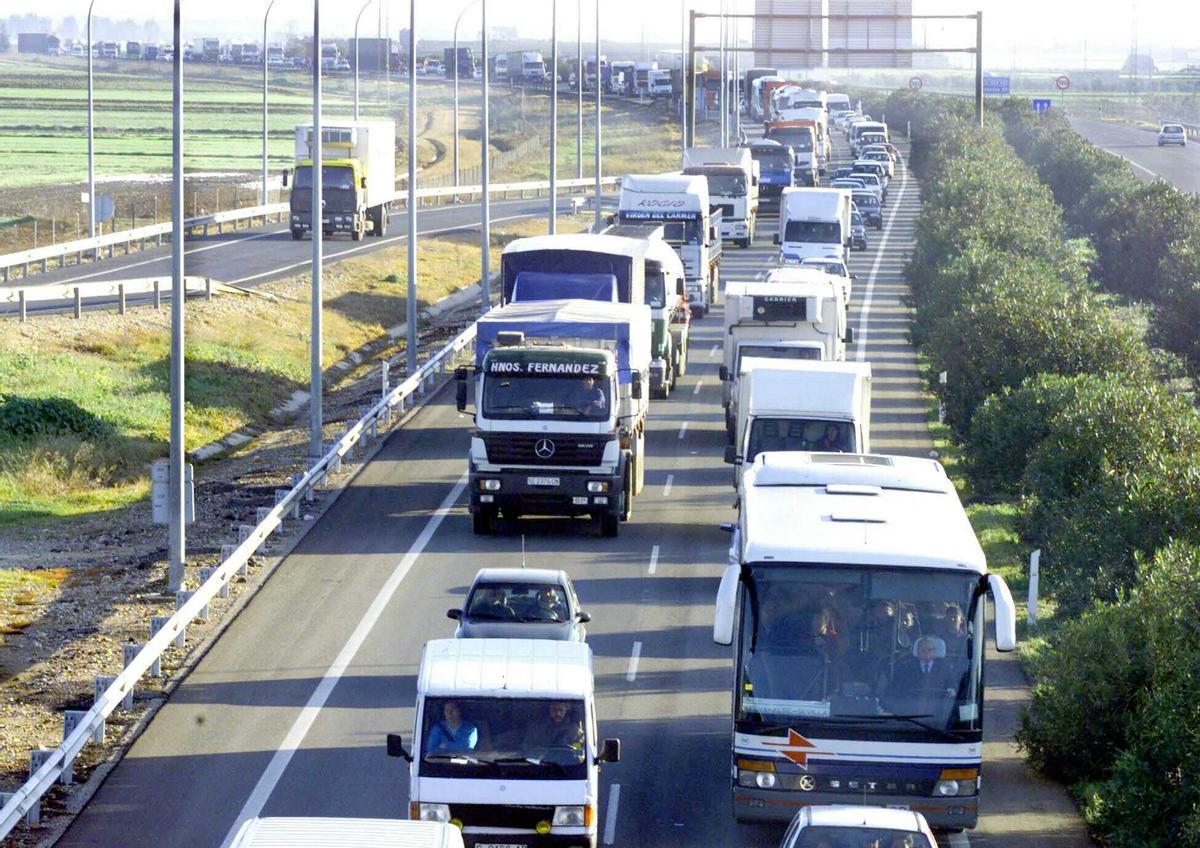 HU 01. SAN JUAN DEL PUERTO (HUELVA). 28/12/01.- Aspecto de la A-49, a la altura de San Juan del Puerto, provocado por los cortes de tráfico llevados a cabo por los trabajadores de cinco compañías mineras que mantenían cortados todos los accesos a Huelva capital desde las 8 hasta las 10 de la mañana. Los mineros, que protestan por la falta de ayudas al sector, cortaron todas las entradas y salidas de la ciudad, excepto una carretera secundaria que comunica la salida de la A-49 entre Huelva y Ayamonte y la barriada de La Orden, que ha sido utilizada por algunos automovilistas para entrar y salir de la ciudad. EFE/MIGUEL VAZQUEZ. Manifestaciones de trabajadores de minas Huelva. Autovías. A49. Atascos