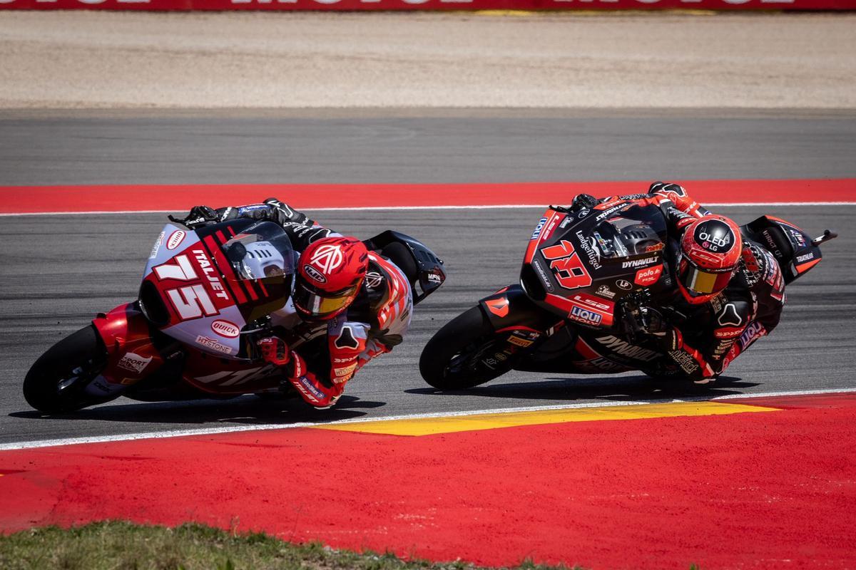 Manu González sigue el rebufo de Albert Arenas durante la carrera de Moto2 Manu González sigue el rebufo de Albert Arenas durante la carrera de Moto2