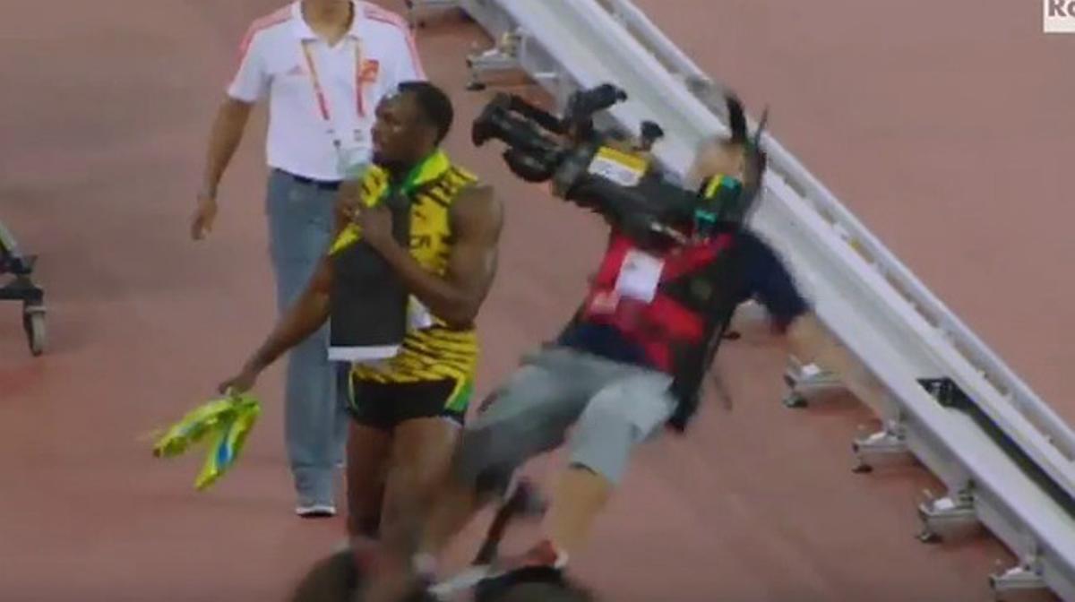 El momento en el que Bolt es embestido.