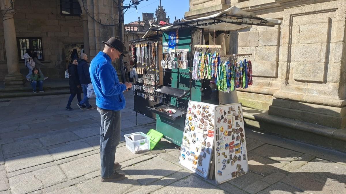 El puesto de recuerdos de Moncho en la praza da Quintana de Santiago