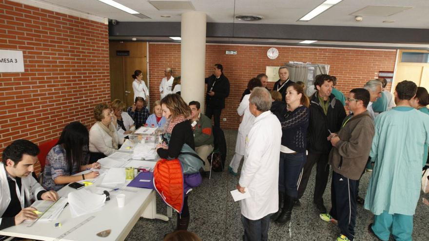 El personal sanitario vota en el hospital de la Arrixaca en unas elecciones sindicales.