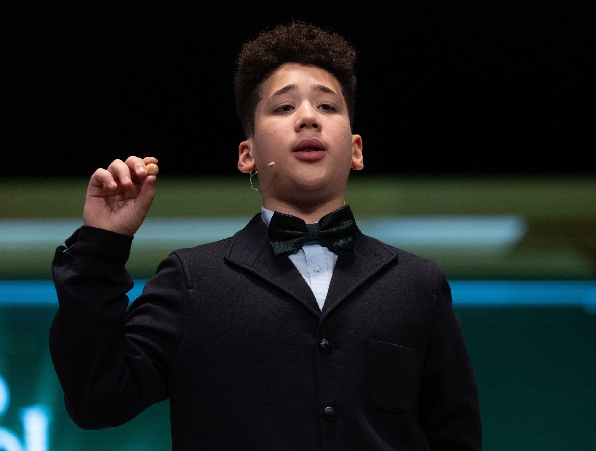 Uno de los niños canta uno de los quintos premios, el número 57421, durante el Sorteo Extraordinario de la Lotería de Navidad 2023.