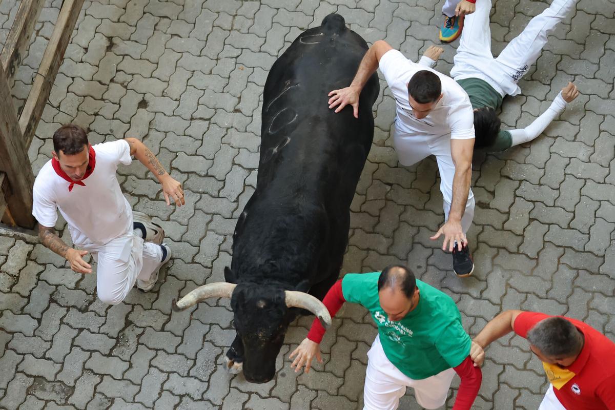 Los toros de Fuente Ymbro protagonizan un rápido y masificado primer encierro.