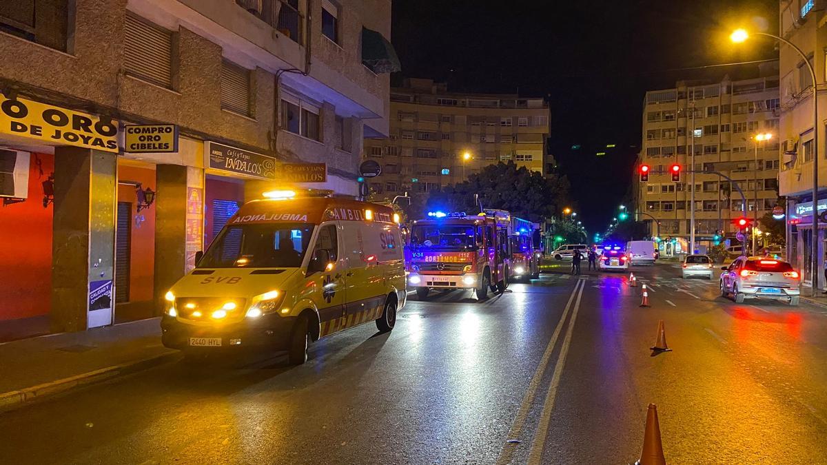 Bomberos, Policía Local y servicios sanitarios en el lugar del incendio en Alicante.
