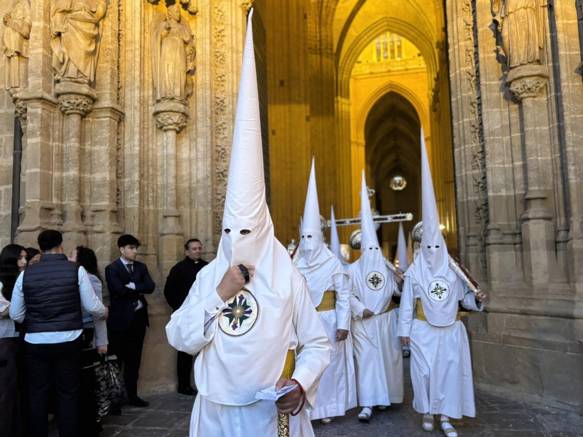 La cruz de guía de San Gonzalo sale de la Catedral el Lunes Santo.