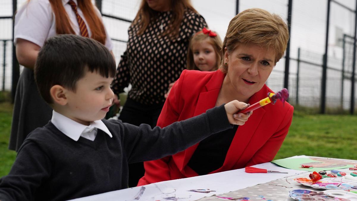 La primera ministra escocesa Nicola Sturgeon en us visita a Glasgow