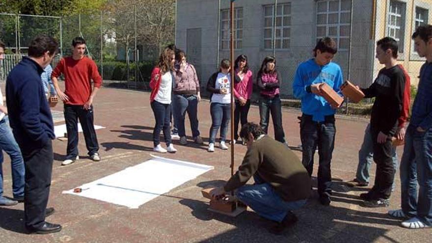 Los alumnos del Ramón Cabanillas durante una de las actividades matemáticas realizadas en este curso.  // Iñaki Abella