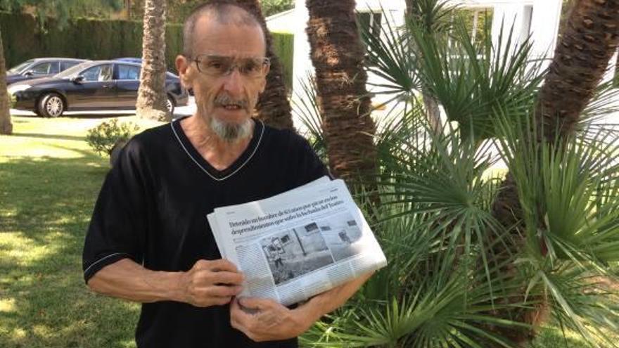 Vicente, con el ejemplar de INFORMACIÓN que recogía su detención por daños al Teatro.