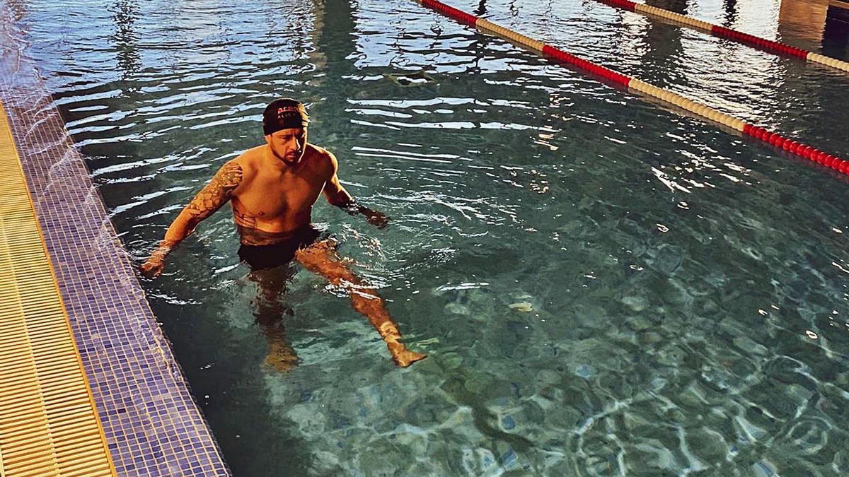 &quot;Toro&quot; Acuña sigue su rehabilitación en la piscina.